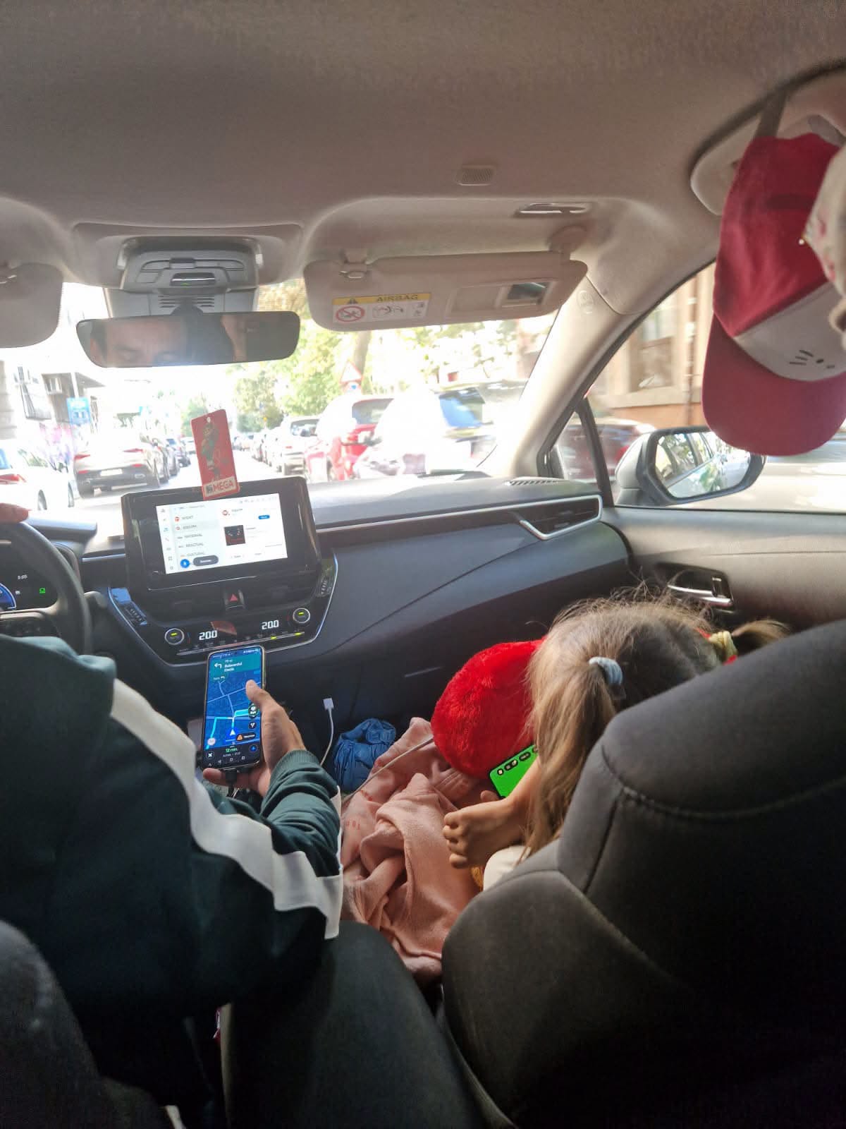Sara, fetița care petrece mare parte din timp în mașină cu tatăl ei, care este șofer pe Bolt și o ține pe scaunul din față, lângă el