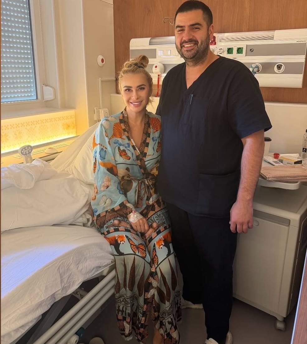 Anamaria&nbsp;Prodan &icirc;n halat, pe patul de spital, cu branula &icirc;n m&acirc;nă, alături de medicul&nbsp;Alfred&nbsp;Najm&nbsp;