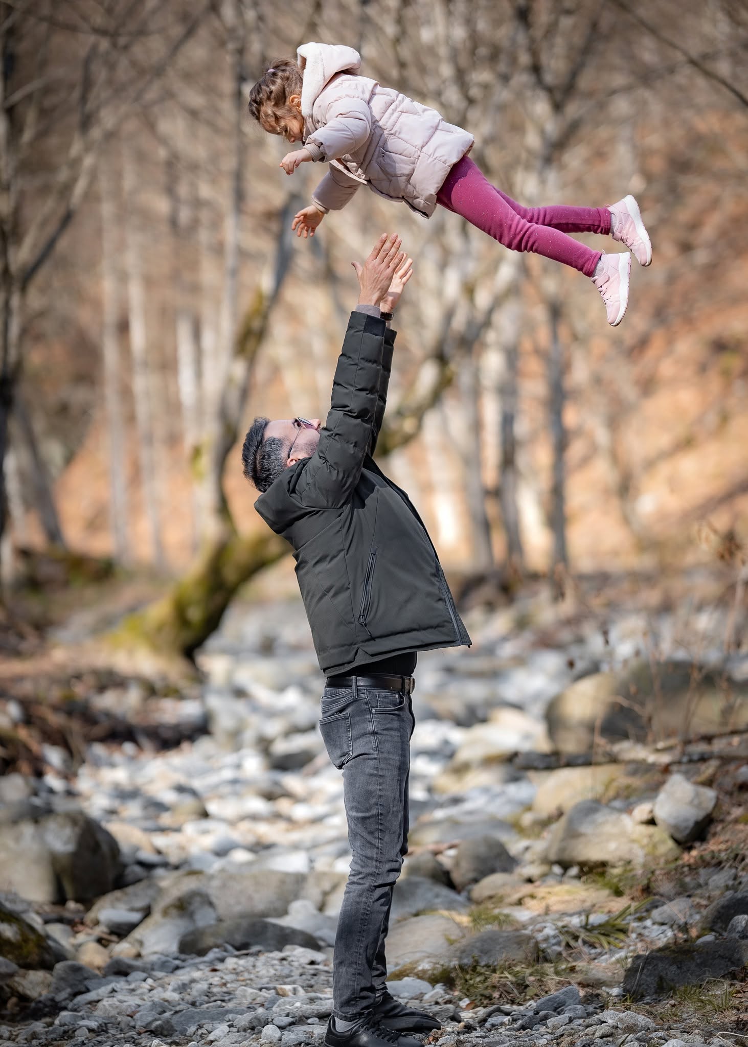Fotograful George&nbsp;Spineanu juc&acirc;ndu-se pe un teren st&acirc;ncos cu fiica lui, pe care o aruncă &icirc;n aer, &icirc;n timp ce erau &icirc;mbrăcați &icirc;n haine groase