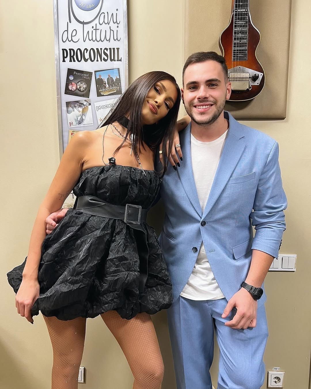 Alina Eremia sprijinindu-și capul de umărul fratelui ei mai mic, Mircea Eremia, &icirc;n timp ce stăteau l&acirc;ngă un afiș al trupei Proconsul