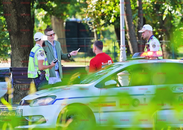 Adi S&icirc;nă alături de polițiști, la locul accidentului, unde a suflat &icirc;n aparatul etilotest