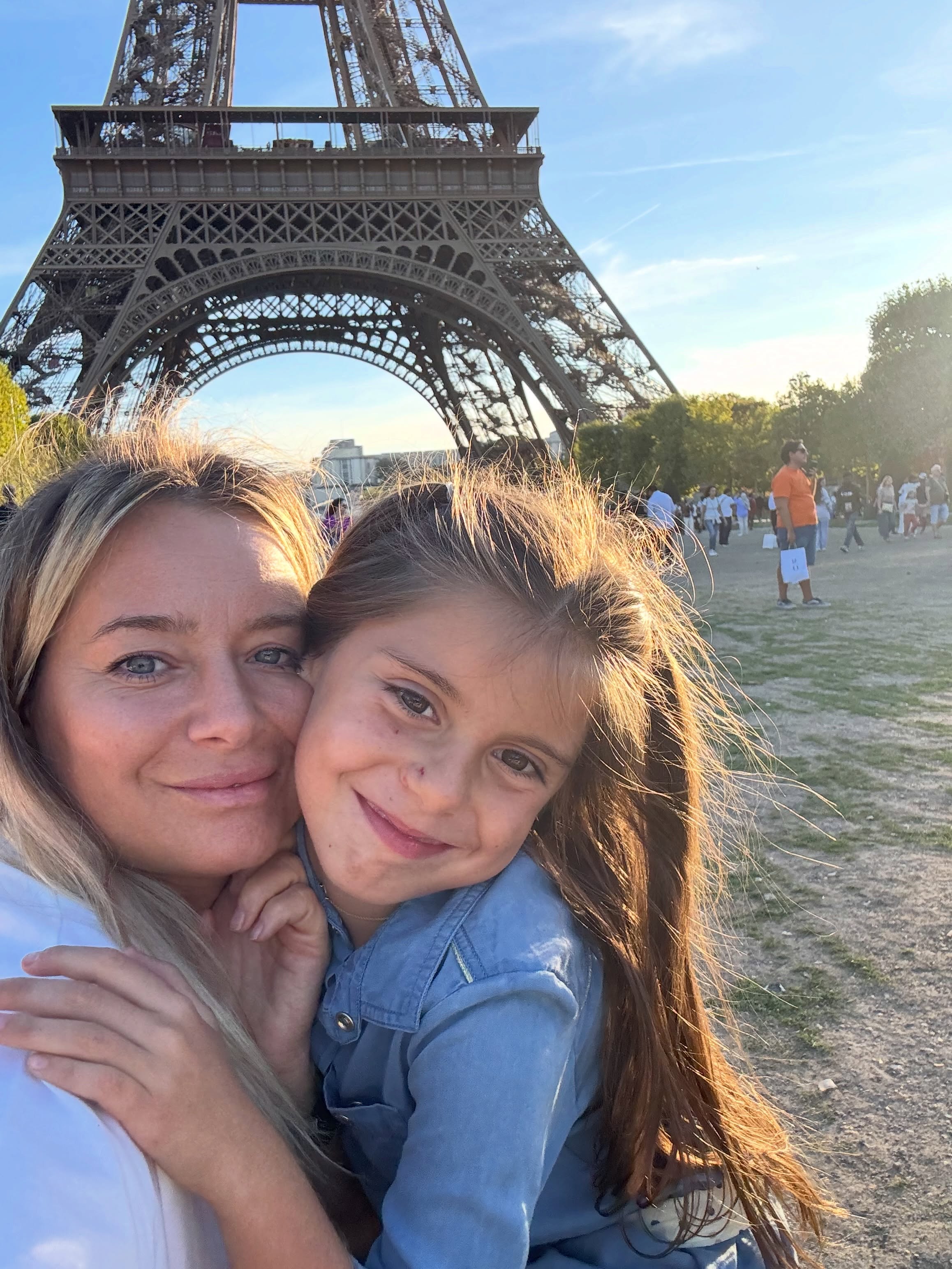 Laura Cosoi alături de fiica ei Rita, &icirc;mbrățiș&acirc;ndu-se l&acirc;ngă Turnul Eiffel din Paris