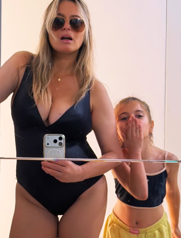 Laura Cosoi &icirc;n costum de baie după a cincea naștere, făc&acirc;ndu-și o fotografie &icirc;n oglindă, alături de una dintre fiicele sale.