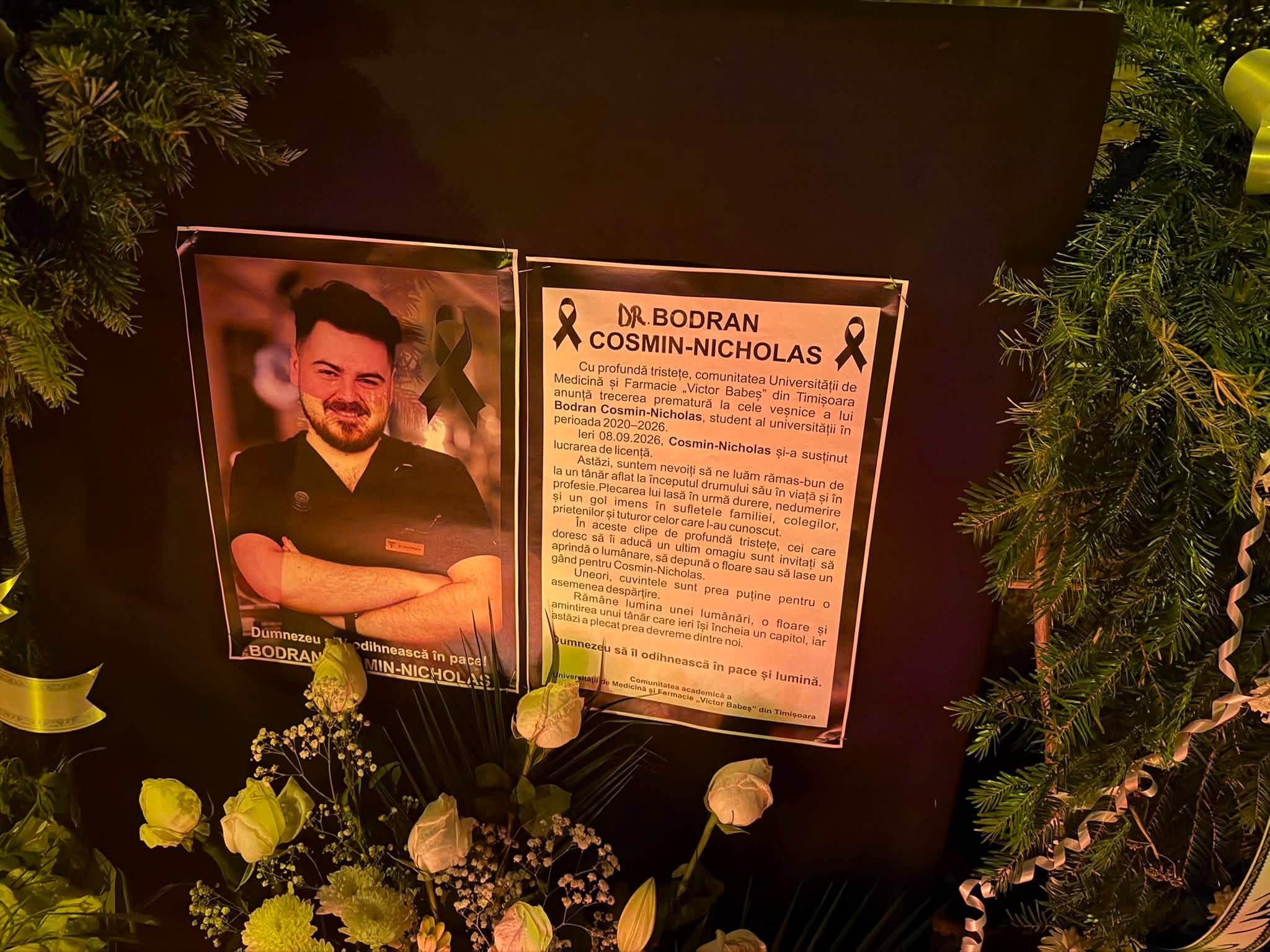fotografia lui Cosmin Nicholas&nbsp;Bodran, t&acirc;nărul mort după ce a susținut examenul de licență, &icirc;nconjurată de flori și coroane