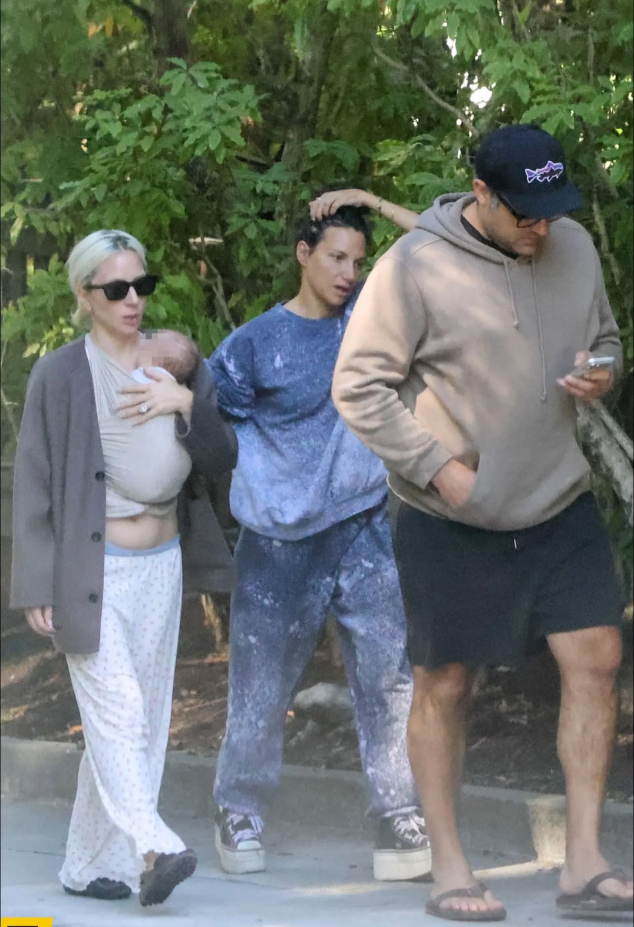 Lady Gaga pe stradă, cu bebelușul la piept, alături de logodnicul ei, &icirc;mbrăcați &icirc;n haine lejere, purt&acirc;nd ochelari de soare