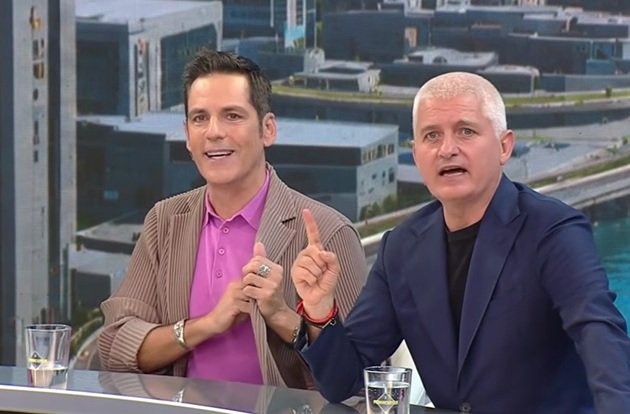 Ștefan Bănică Jr. și Virgil Ianțu &icirc;n platoul emisiunii &bdquo;Furnicuțele&rdquo; de la Antena 1, &icirc;mbrăcați am&acirc;ndoi &icirc;n tricouri și sacouri, gesticul&acirc;nd &icirc;n timpul discuției