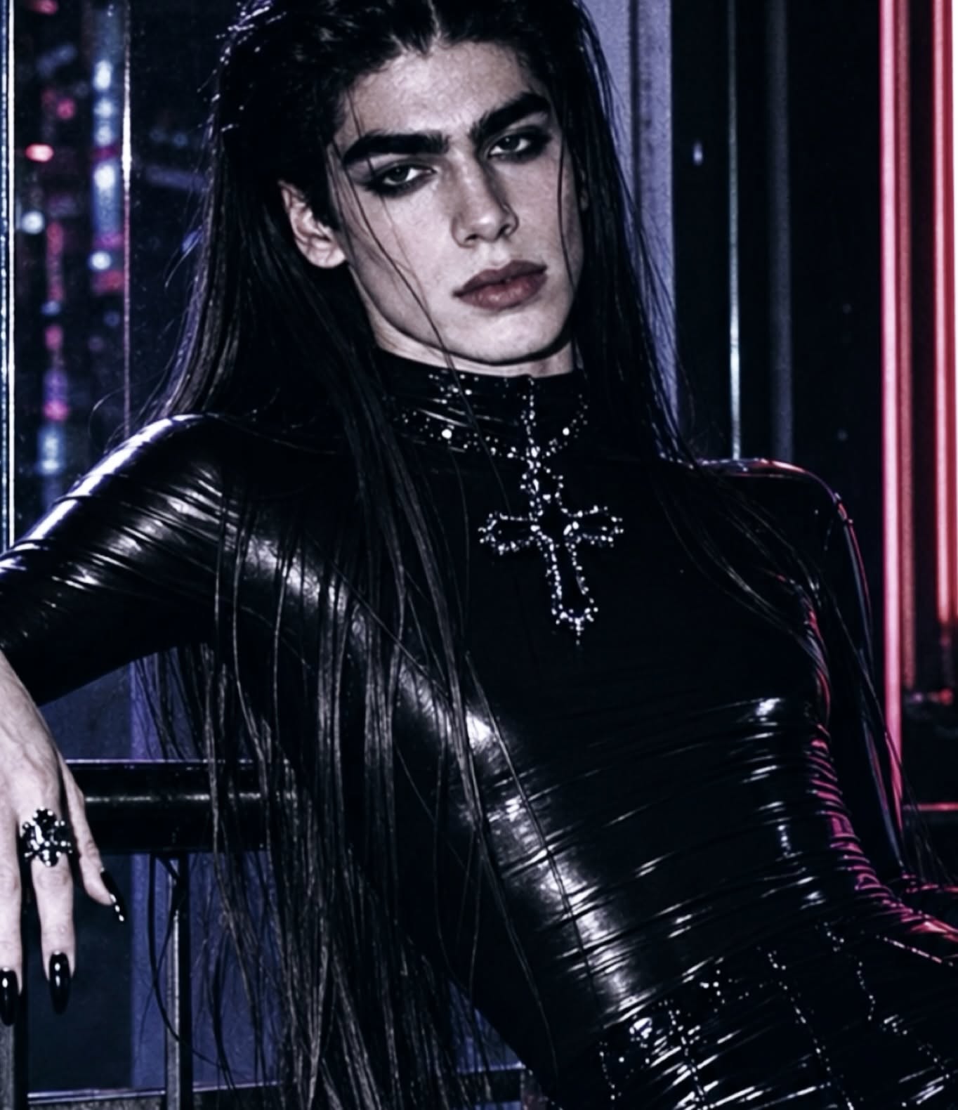 Maurice Munteanu, Miss&nbsp;Travesty&nbsp;Rom&acirc;nia, 2001, &icirc;mbrăcat &icirc;n negru, &icirc;n haine mulate de latex, cu părul lung, unghiile lungi vopsite cu negru și inele pe degete