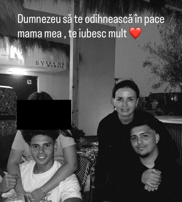 Mădălina Apostol alături de cei trei copii ai săi, la masa unui restaurant, zâmbitori împreună, în timp ce ea îl îmbrățișa pe unul dintre băieți, iar celălalt era îmbrățișat de sora lui mai mică