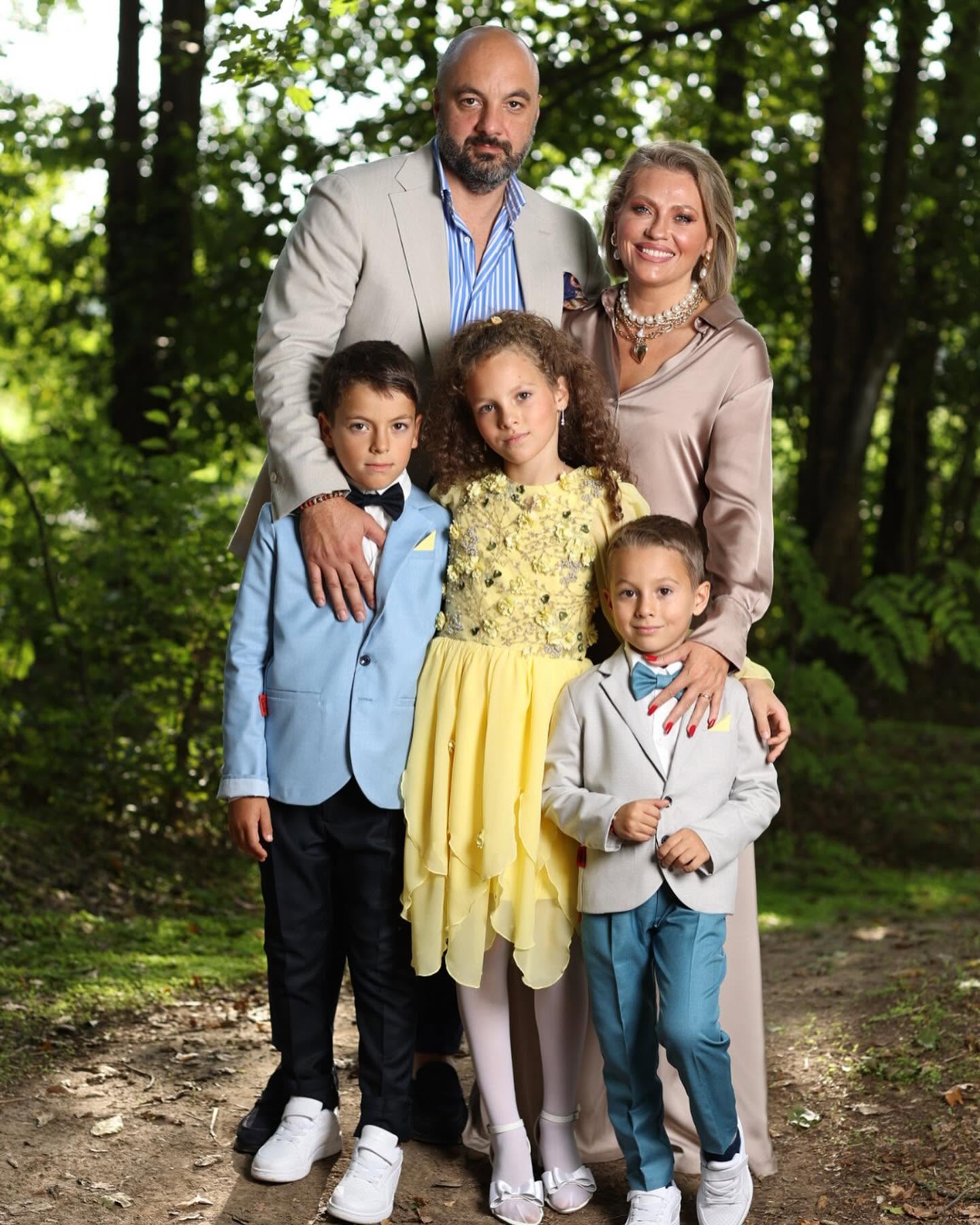 Tablou de familie cu Mirela Vaida, soțul ei, Alexandru Vaida, și cei trei copii ai lor: Carla, Vladimir și Tudor, în pădure, la un eveniment la care au purtat ținute elegante