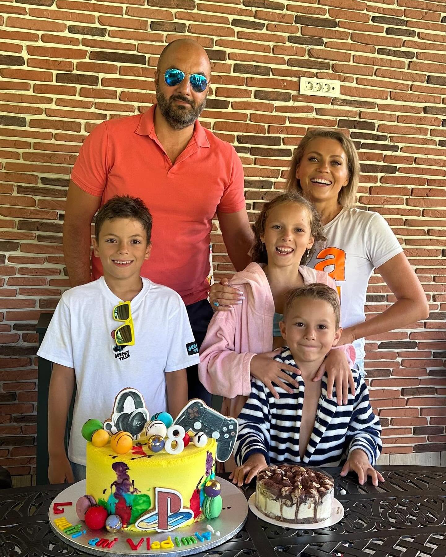 Mirela Vaida, soțul ei, Alexandru Vaida, și cei trei copii ai lor: Carla, Vladimir și Tudor, la ziua copilului mijlociu, după ce s-au adunat toți în jurul tortului, lângă un perete din cărămidă