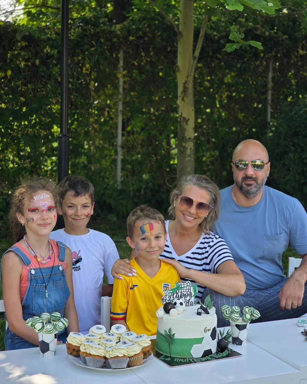 Mirela Vaida, soțul ei, Alexandru Vaida, și cei trei copii ai lor: Carla, Vladimir și Tudor, în pădure, la ziua mezinului familiei, lângă tortul decorat cu mingi de fotbal