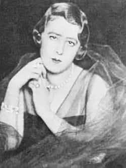 imagine alb-negru cu Elena Lupescu, amanta&nbsp;Regelelui Carol al II-lea, &icirc;mbrăcată &icirc;ntr-o rochie elegantă de seară, cu perle la g&acirc;t, tunsă scurt și cu părul c&acirc;rlionțat