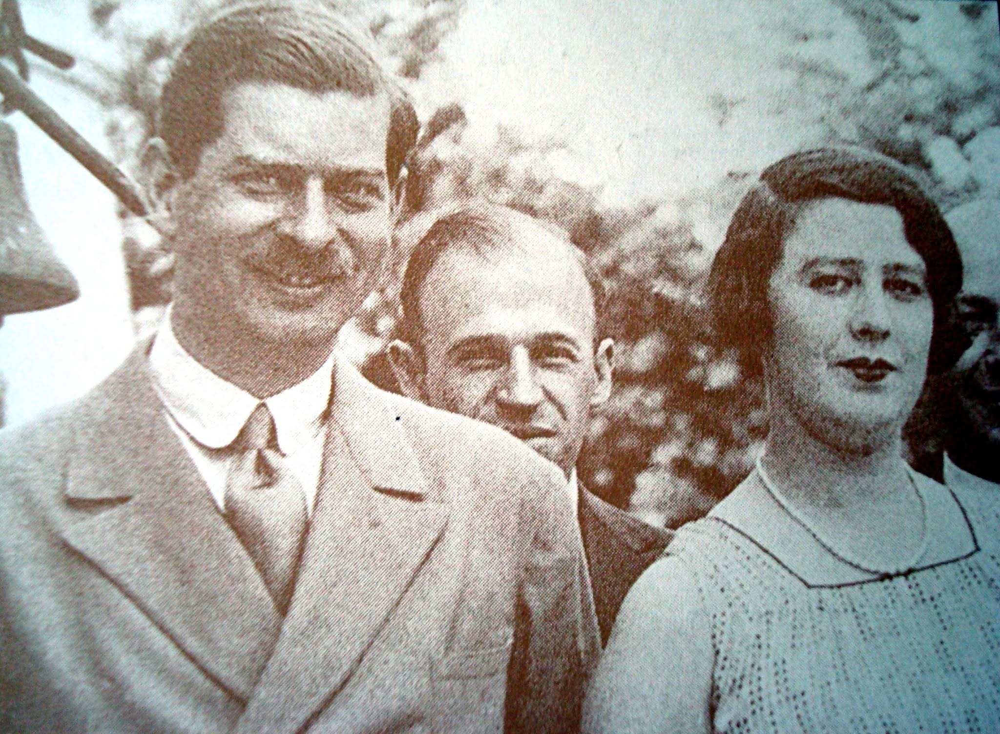 fotografie alb-negru cu Regelele Carol al II-lea alături de Elena Lupescu, z&acirc;mbitori &icirc;mpreună.