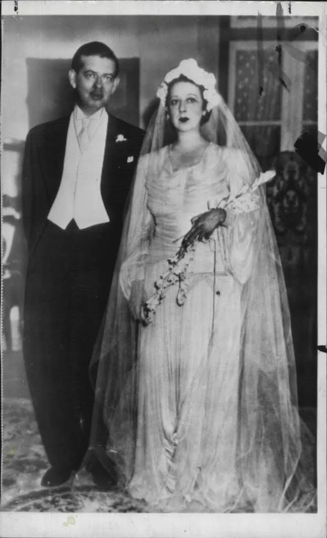 fotografie alb-negru cu Regelele Carol al II-lea alături de Elena Lupescu, &icirc;n ziua nunții lor, &icirc;mbrăcați &icirc;n mire și mireasă