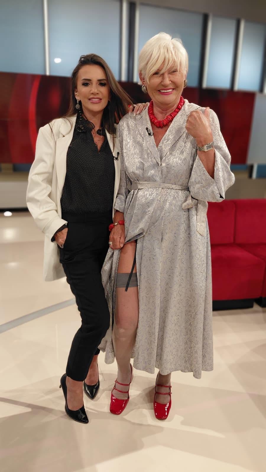 Mara Bănică și Monica Tatoiu z&acirc;mbitoare, st&acirc;nd una l&acirc;ngă alta &icirc;n platoul emisiunii &bdquo;SpyNews TV&rdquo;, l&acirc;ngă o canapea roșie, &icirc;n timp ce Monica Tatoiu purta o rochie tipp kimono cu pantofi roșii, iar Mara Bănică era &icirc;mbrăcată &icirc;n negru și alb, cu pantaloni, bluză și sacou