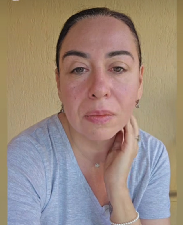 Oana Roman fără machiaj, cu părul prins, &icirc;ntr-un tricou simplu, purt&acirc;nd c&acirc;teva bijuterii finuțe