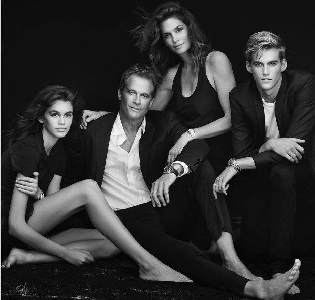 Imagine alb-negru cu Kaia Gerber și Presley Gerber alături de părinții lor, Cindy Crawford și Rande Gerber, &icirc;mbrăcați toți asortat &icirc;n alb și negru