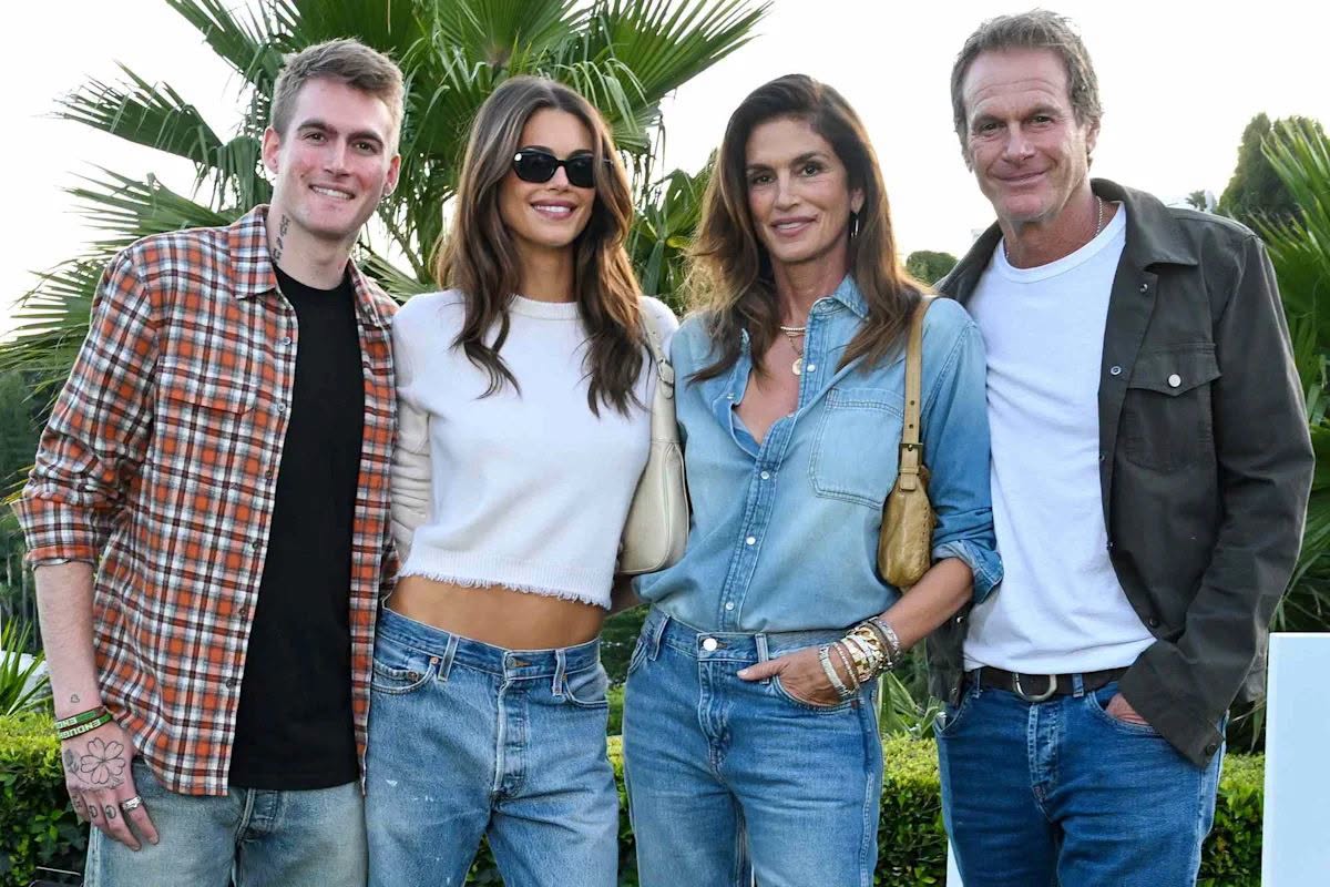 Tablou de familie cu Presley Gerber &icirc;n blugi, trcou negru și cămașă &icirc;n carouri, alături de sora lui Kaia Gerber, &icirc;ntr-un top alb, și de părinții&nbsp;Cindy Crawford și&nbsp;Rande Gerber, care &icirc;și țin m&acirc;inile &icirc;n buzunarul blugilor și purt&acirc;nd cămașă de jeanși