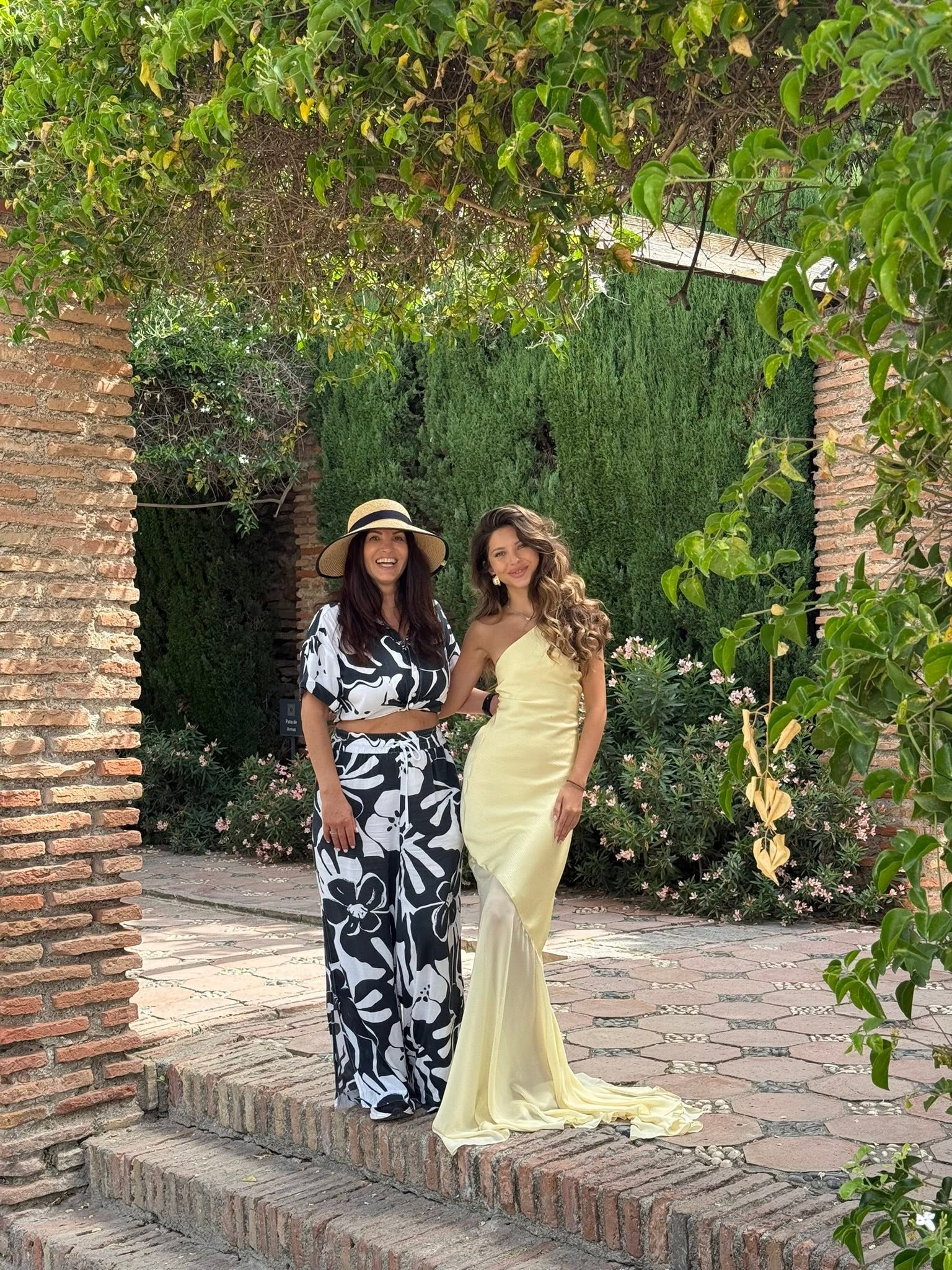 Victoria Lungu și Valerie Lungu &icirc;ntr-o vacanță &icirc;mpreună, &icirc;mbrăcate &icirc;n ținute de vară, c&acirc;ntăreața &icirc;ntr-un compleu cu bluză și pantaloni, iar influencerița &icirc;ntr-o rochie galbenă cu trenă