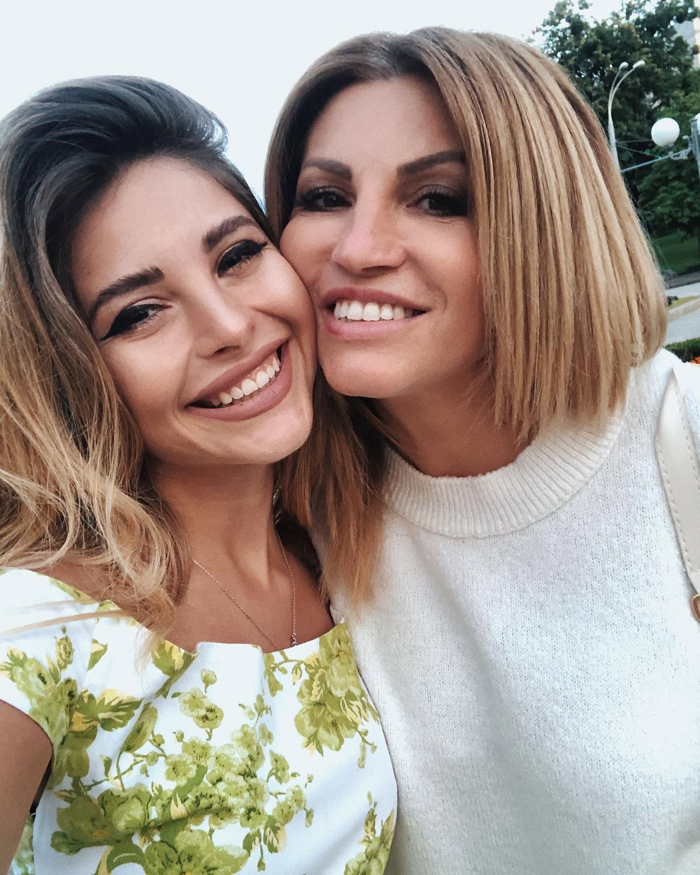 Valerie Lungu și Victoria Lungu z&acirc;mbitoare, st&acirc;nd apropiate și făc&acirc;ndu-și un selfie &icirc;mpreună