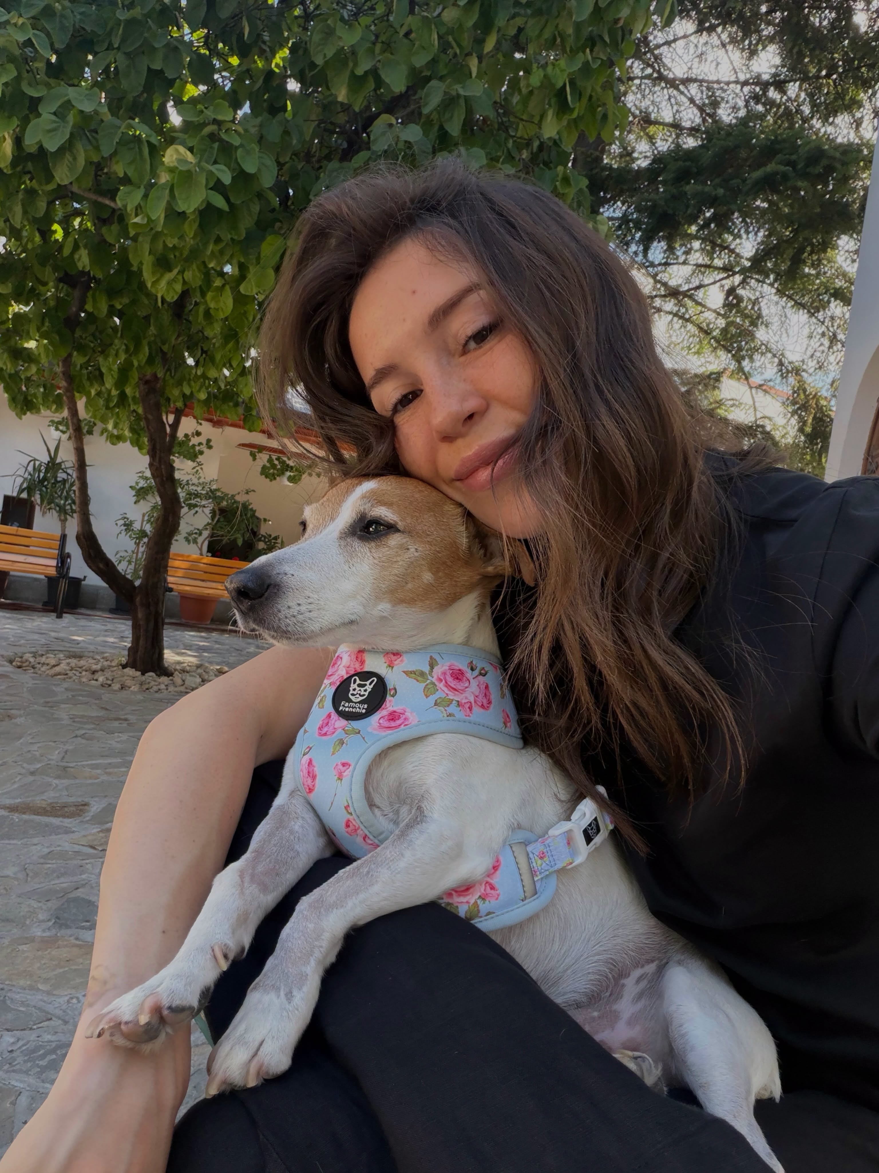 Teodora Stoica z&acirc;mbitoare, țin&acirc;ndu-l &icirc;n brațe pe Roată, animalul ei de companie, pe care &icirc;și sprijinea capul &icirc;n timp ce făcea un selfie