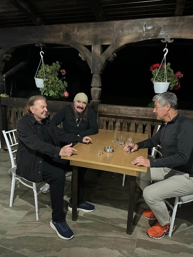 Ducu Bertzi st&acirc;nd la aceeași masă cu&nbsp;Adrian Păduraru și Vasile Șeicaru, av&acirc;nd &icirc;n față pahare și o scrumieră