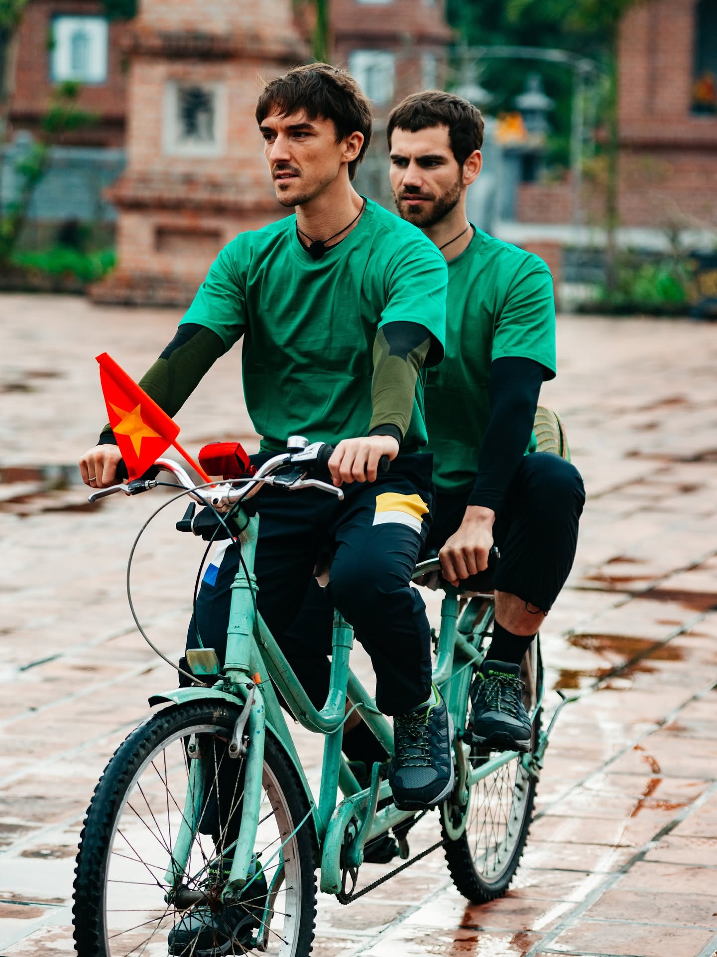 Emil Rengle și Alejandro Fernandez &icirc;mpreună pe o bicicletă verde, la Asia Express