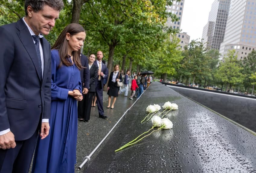 Nicușor Dan și Mirabela Grădinaru la Memorialul 9/11, &icirc;n ținute sobre, &icirc;n nuanțe de albastru, surprinși &icirc;n timpul momentului de reculegere, după ce au depus trandafiri albi la monument.