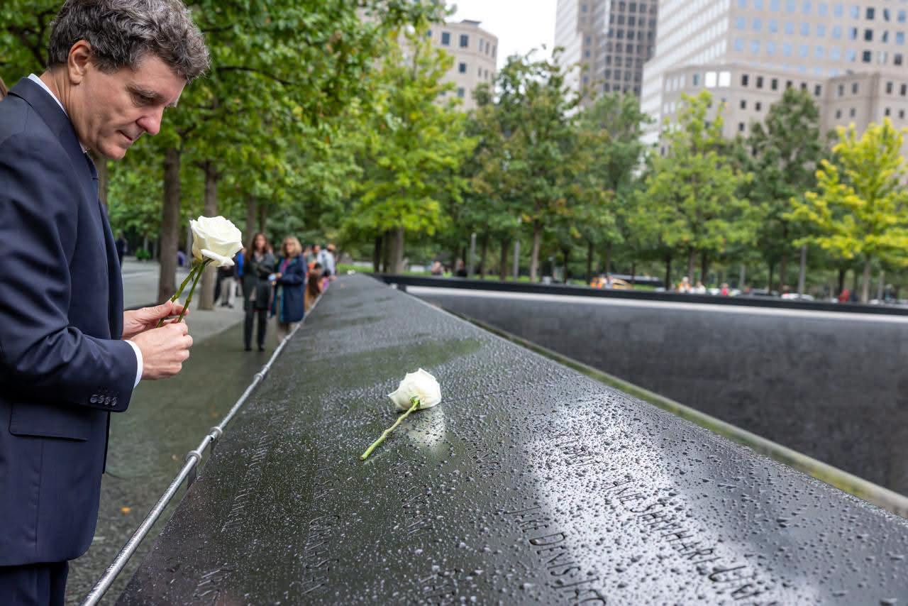 Nicușor Dan la Memorialul 9/11, pun&acirc;nd trandafiri albi &icirc;n memoria victomelor care au murit &icirc;n atentatele teroriste din septembrie 2001