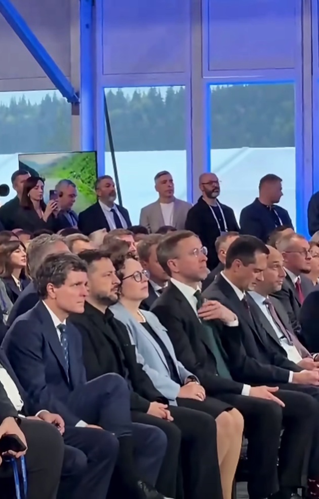 Nicușor Dan așez&acirc;ndu-și șosetele &icirc;n timpul Summitului din Ucraina, l&acirc;ngă Volodimir Zelenski și alți lideri politici