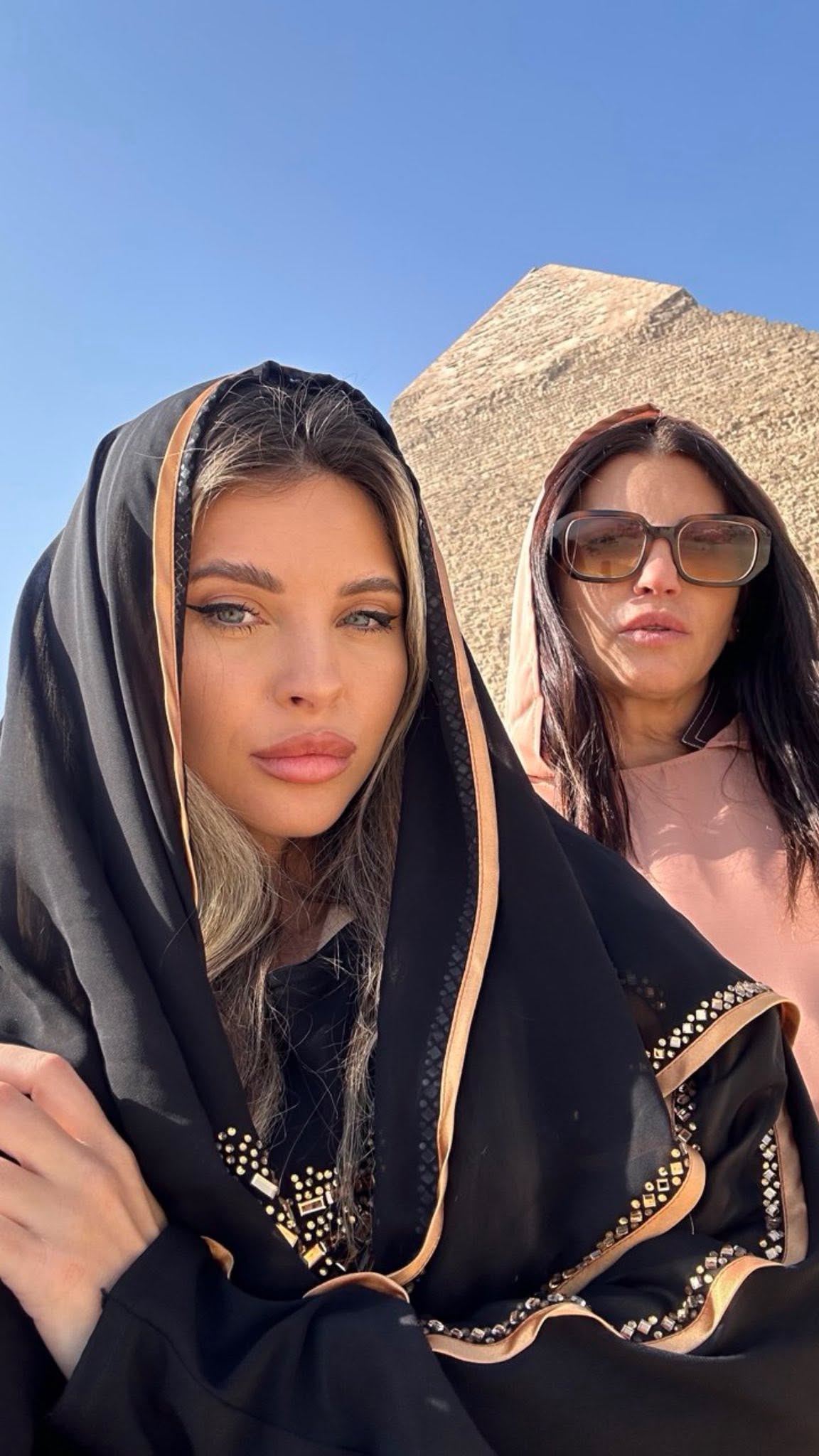 Valerie lungu alături de mama ei, Victoria Lungu, fotografiindu-se &icirc;mpreună &icirc;n Egipt, printre piramide, &icirc;n timp ce aveau capetele acoperite și părul desfăcut