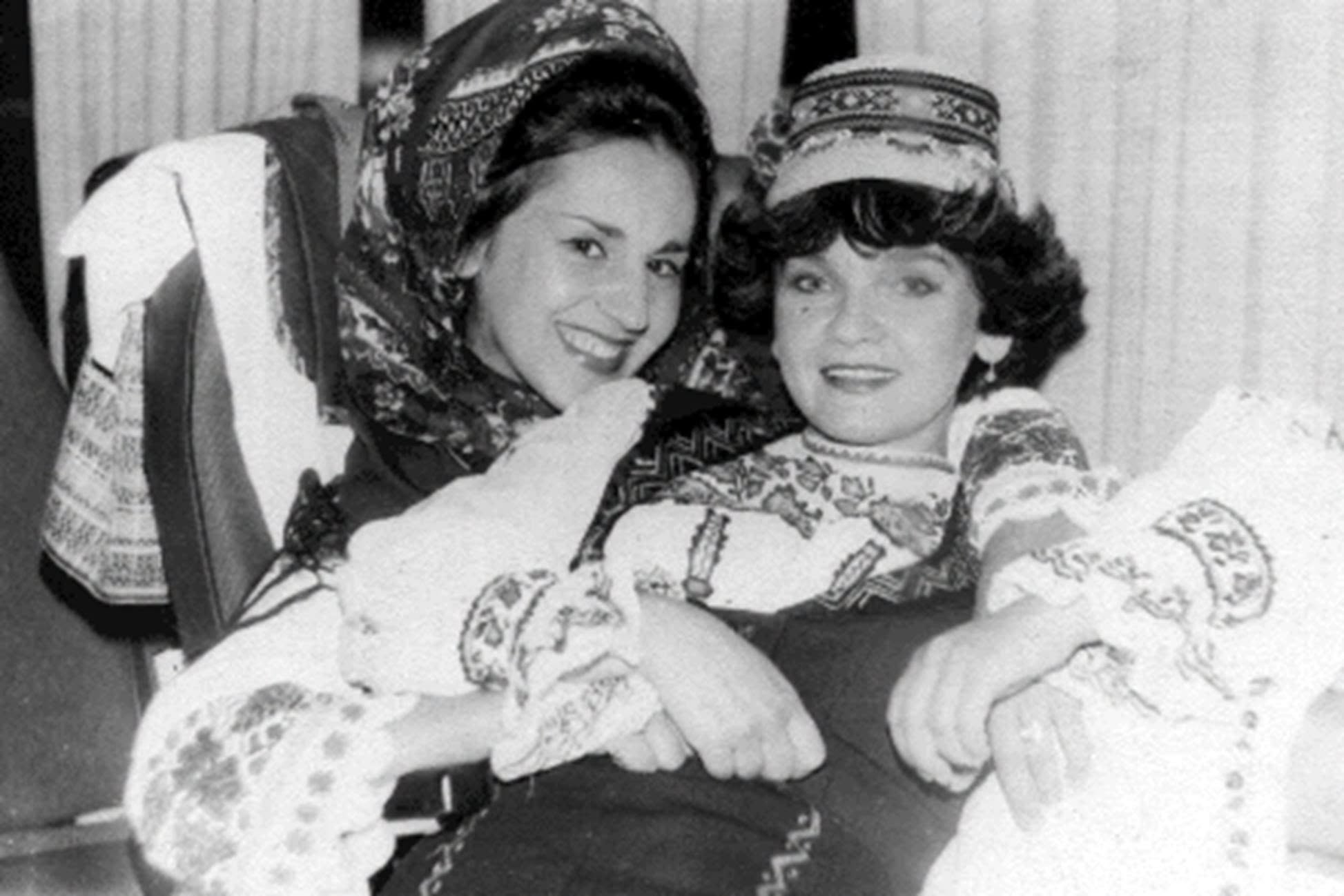 imagine alb-negru cu Sofia Vicoveanca și Margareta P&acirc;slaru &icirc;n tinerețe, st&acirc;nd am&acirc;ndouă relaxate și z&acirc;mbitoare pe un fotoliu, &icirc;n timp ce erau &icirc;mbrăcate &icirc;n costume populare.