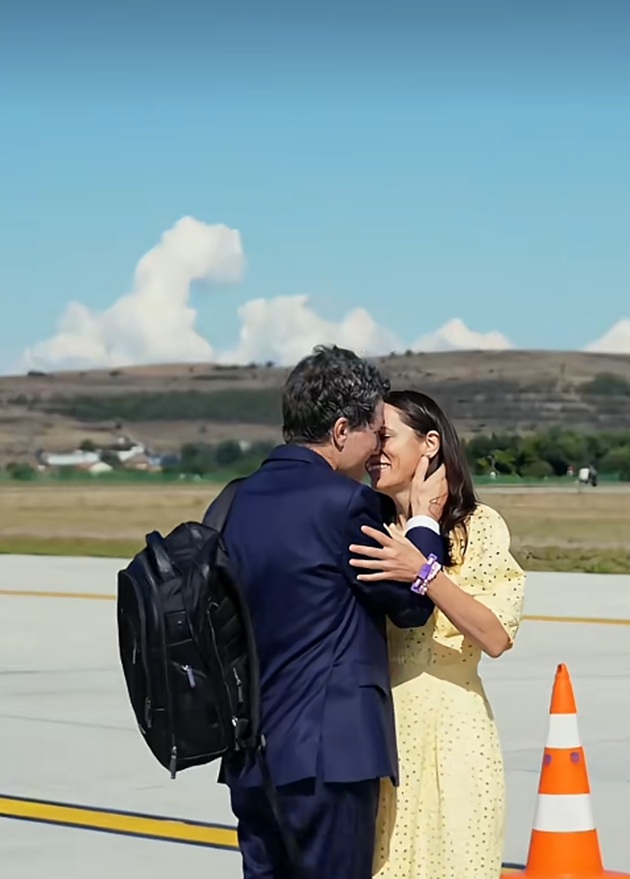 Nicușor Dan sărut&acirc;nd-o pe Mirabela Grădinaru pe pista aeroportului, &icirc;n timp ce el purta clasicul costum bleumarin și &icirc;și ținea rucsacul &icirc;n spate, iar ea era &icirc;mbrăcată cu o rochie galbenă