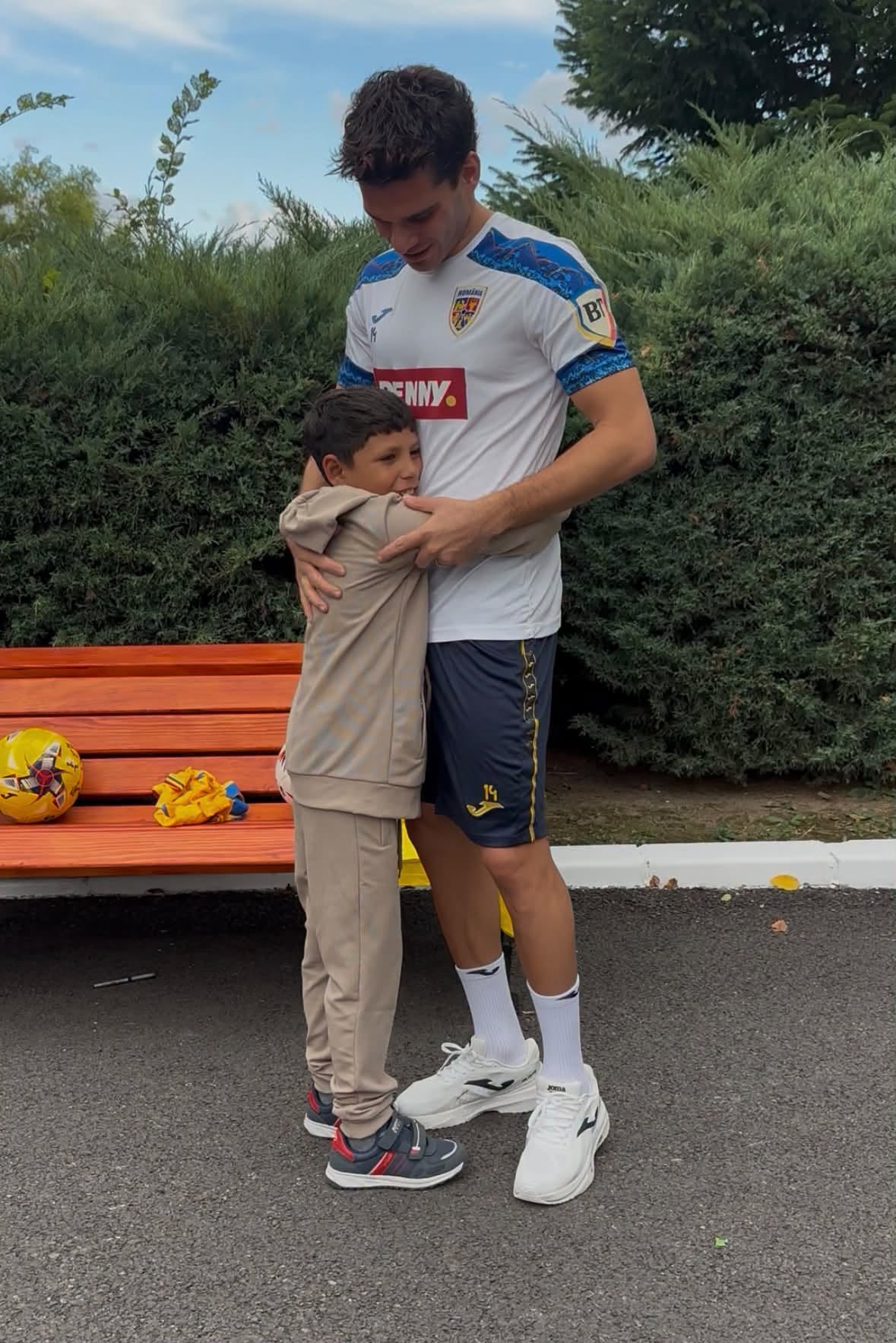 Ianis Hagi îmbrățișându-l pe Cosmin, unul dintre copiii necăjiți care au mers de la Iași la București pentru a-l întâlni