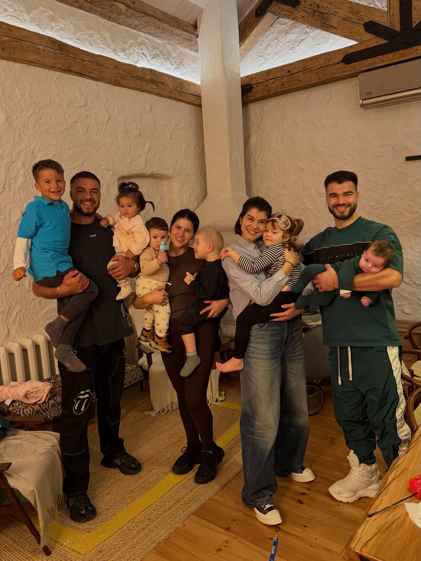 Frații Sterp z&acirc;mbitori, țin&acirc;ndu-i &icirc;n brațe pe copiii lor
