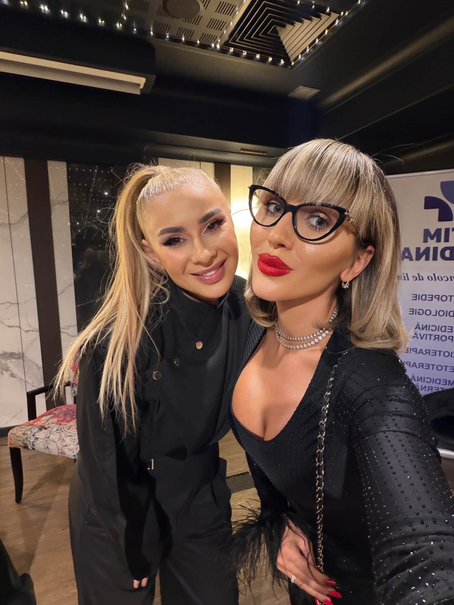 Anamaria Prodan și Dana Roba &icirc;mbrăcate am&acirc;ndouă &icirc;n negru, la un eveniment, machiate și aranjate