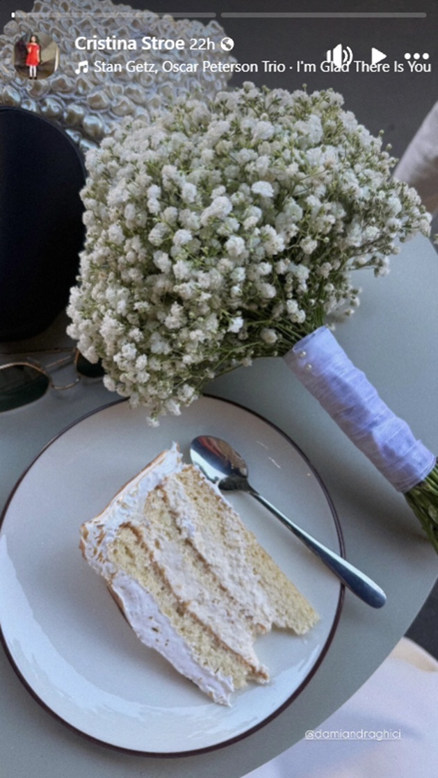 Buchetul de mireasă al Cristinei Stroe, soția lui Damian Drăghici, așezat pe o masă, lângă o farfurie cu o felie de tort pe ea