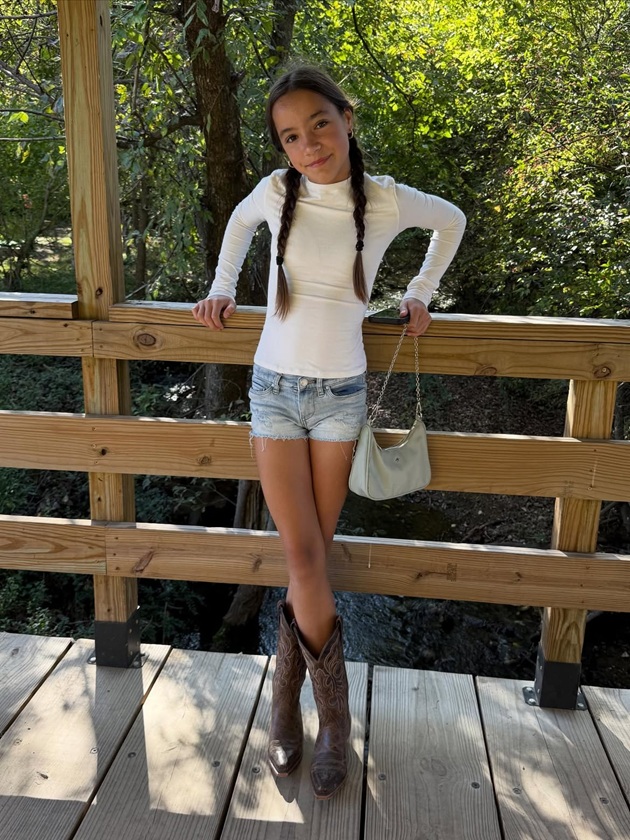 Fiona, fiica actorului&nbsp;Chad Lowe, st&acirc;nd sprijinită de un gard de lemn, &icirc;mbrăcată &icirc;n pantaloni scurți de blugi, purt&acirc;nd cizme &icirc;n picioare și o geantă &icirc;n m&acirc;nă