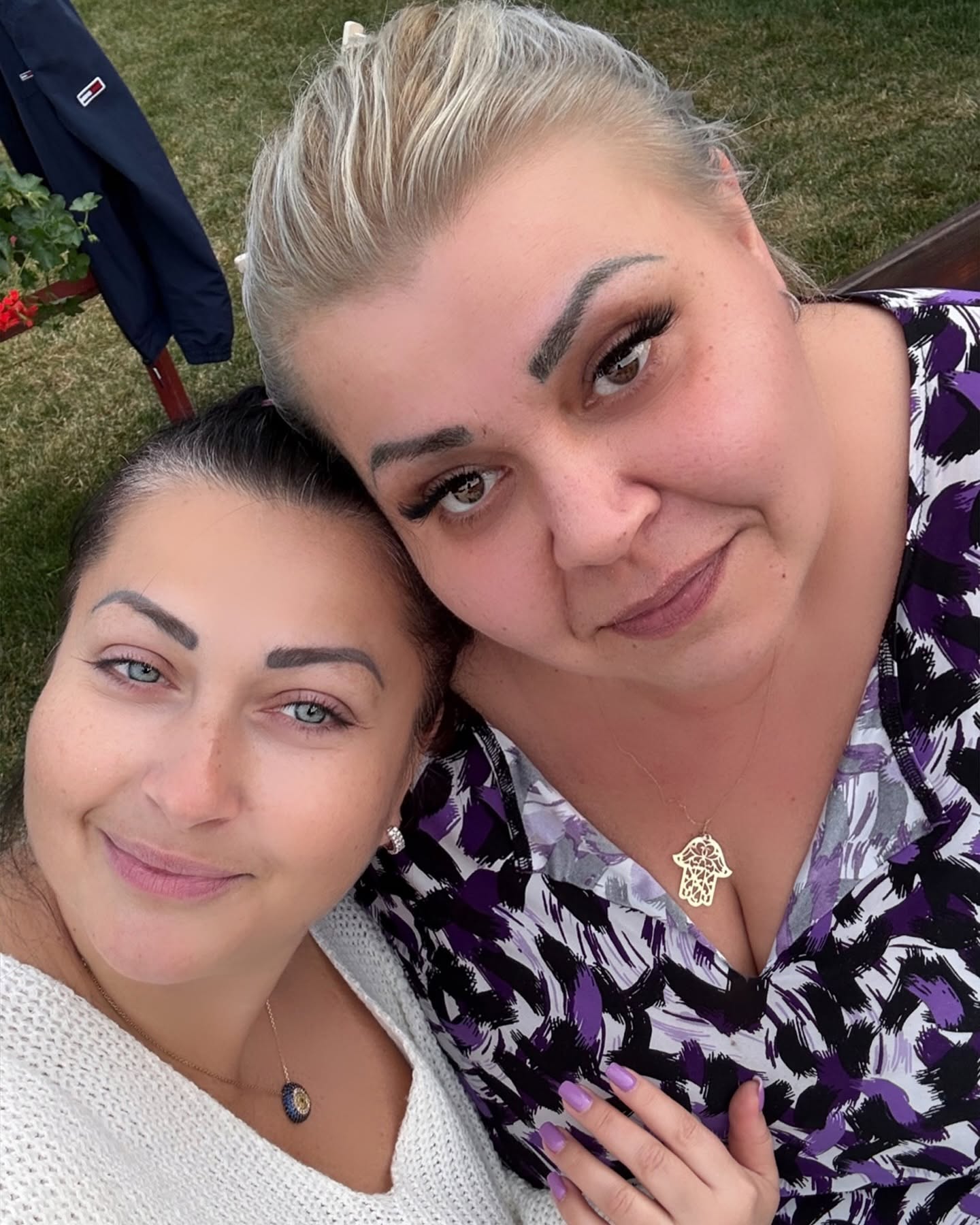 Gabriela Cristea z&acirc;mbitoare, sprijinindu-se de prietena ei, Camelia Enciu &icirc;nainte să slăbească, &icirc;mbrăcată &icirc;ntr-o rochie colorată