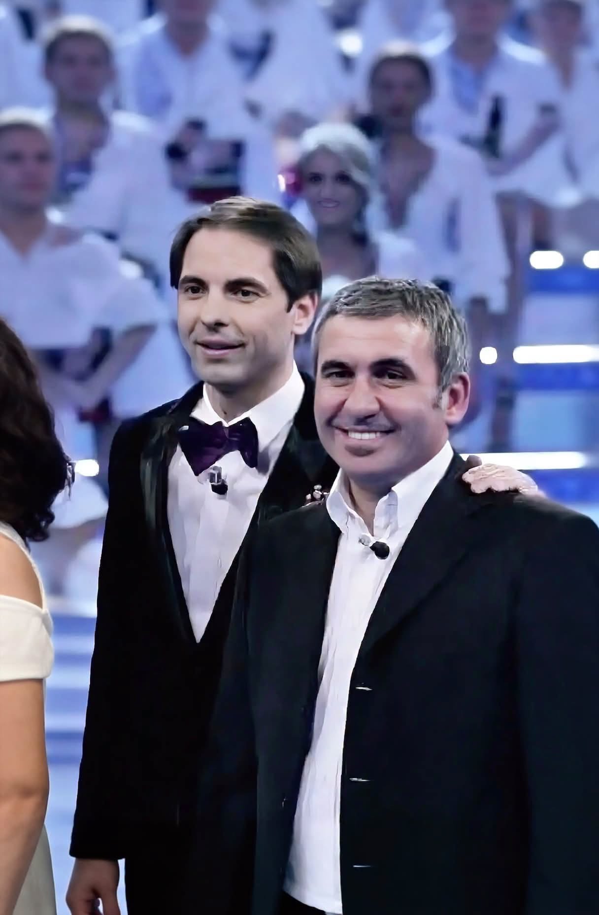 Dan Negru și Gheorghe Hagi &icirc;ntr-una din emisiunile sale vechi, pe vremea c&acirc;nd &icirc;l avea ca invitat, &icirc;n timp ce erau am&acirc;ndoi &icirc;mbrăcați &icirc;n costume negre și cămăși albe