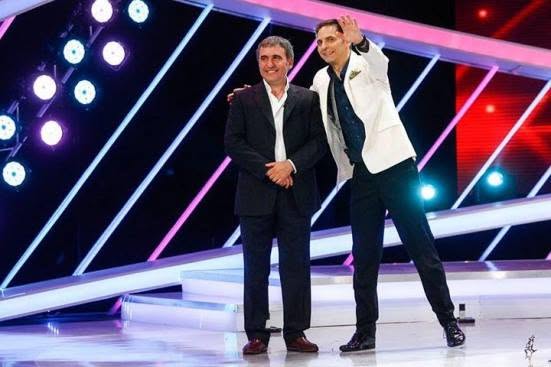 Dan Negru și Gheorghe Hagi pe scena uneia dintre emisiunile prezentate &icirc;n trecut de Dan Negru, z&acirc;mbitori, &icirc;mbrăcați &icirc;n alb și negru