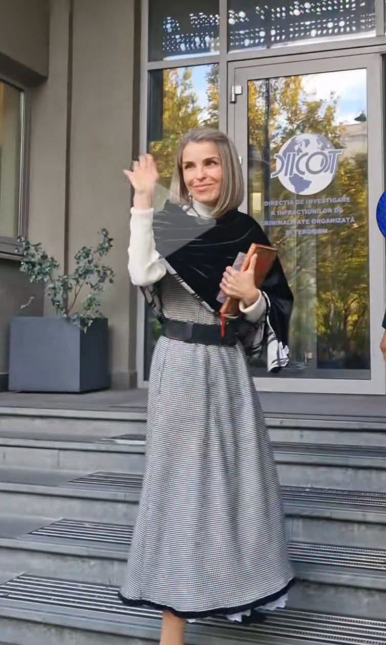 Cristela Georgescu zâmbitoare la DIICOT, făcându-le cu mâna celor ce au venit să o susțină