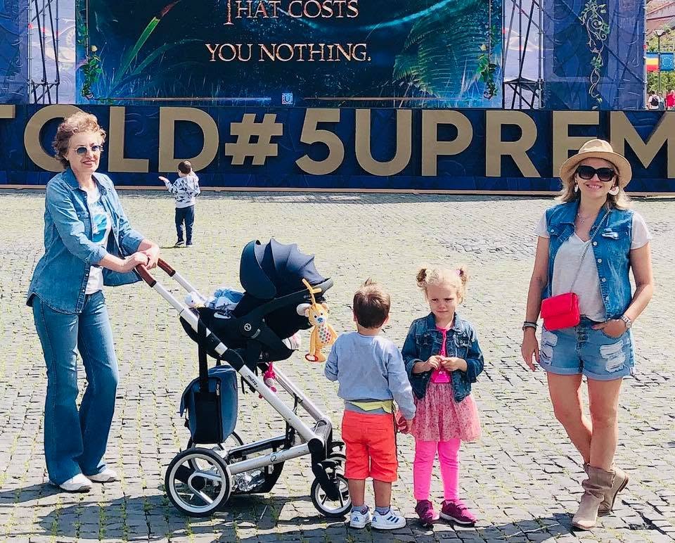 Mirela Vaida alături de copii și de soacra ei la festivalul Untold, plimb&acirc;ndu-se cu cei mici pe l&acirc;ngă scenă pe timpul zilei, &icirc;nainte de concerte, &icirc;n timp ce ea și soacra erau &icirc;mbrăcate asemănător, &icirc;n piese vestimentare de blugi