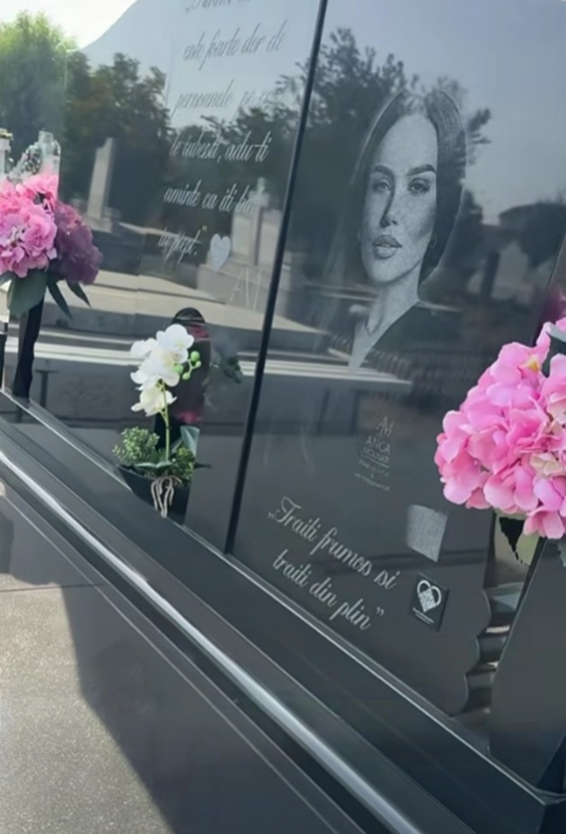 Piatra funerară de la morm&acirc;ntul Ancăi Molnar, cu poza ei și mesajul care o reprezenta 