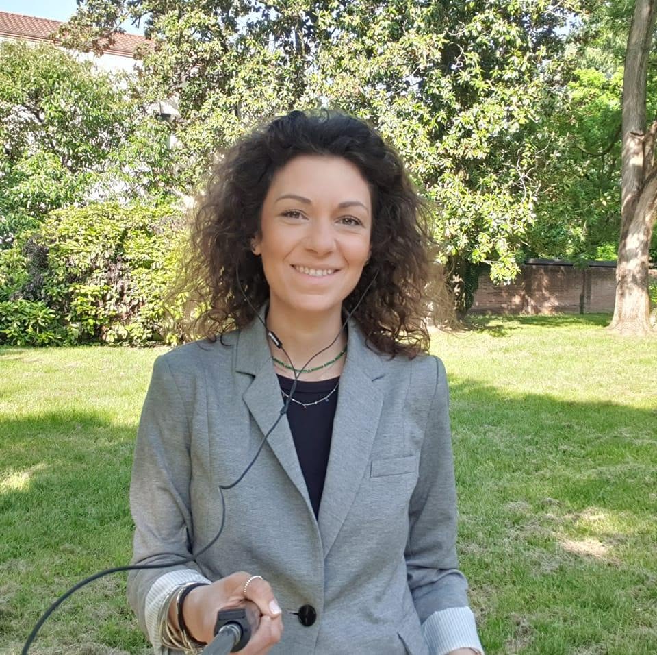 Naty Badea, sora lui Mircea Badea, &icirc;naintea unei transmisunii live pentru Antena 3 CNN, postul pentru care este corespondent