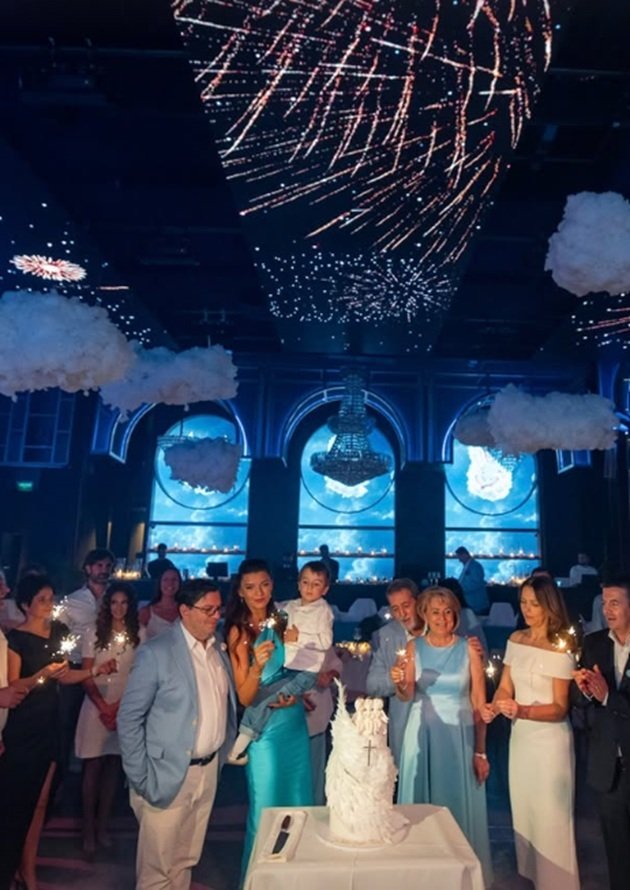 Imagine de la momentul tortului de la botezul tripleților Mihaelei și ai lui Nicolae Bănicioiu, moment în care aceștia erau în mijlocul ringului de la Nuba cu familia și cu nașii copiilor