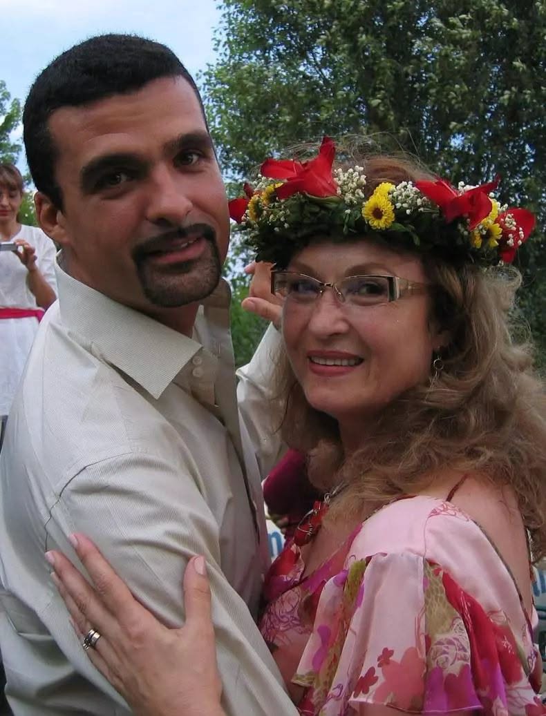 Aurelian Temișan și Angela Similea dans&acirc;nd &icirc;mbrățișați &icirc;n aer liber, &icirc;n urmă cu mai mulți ani, &icirc;n timp ce ea era &icirc;mbrăcată &icirc;ntr-o rochie colorată cu flori, iar el &icirc;ntr-o cămașă bej