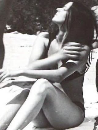 Ligia Cosoi, mama Laurei Cosoi, la plajă, &icirc;n costum de baie