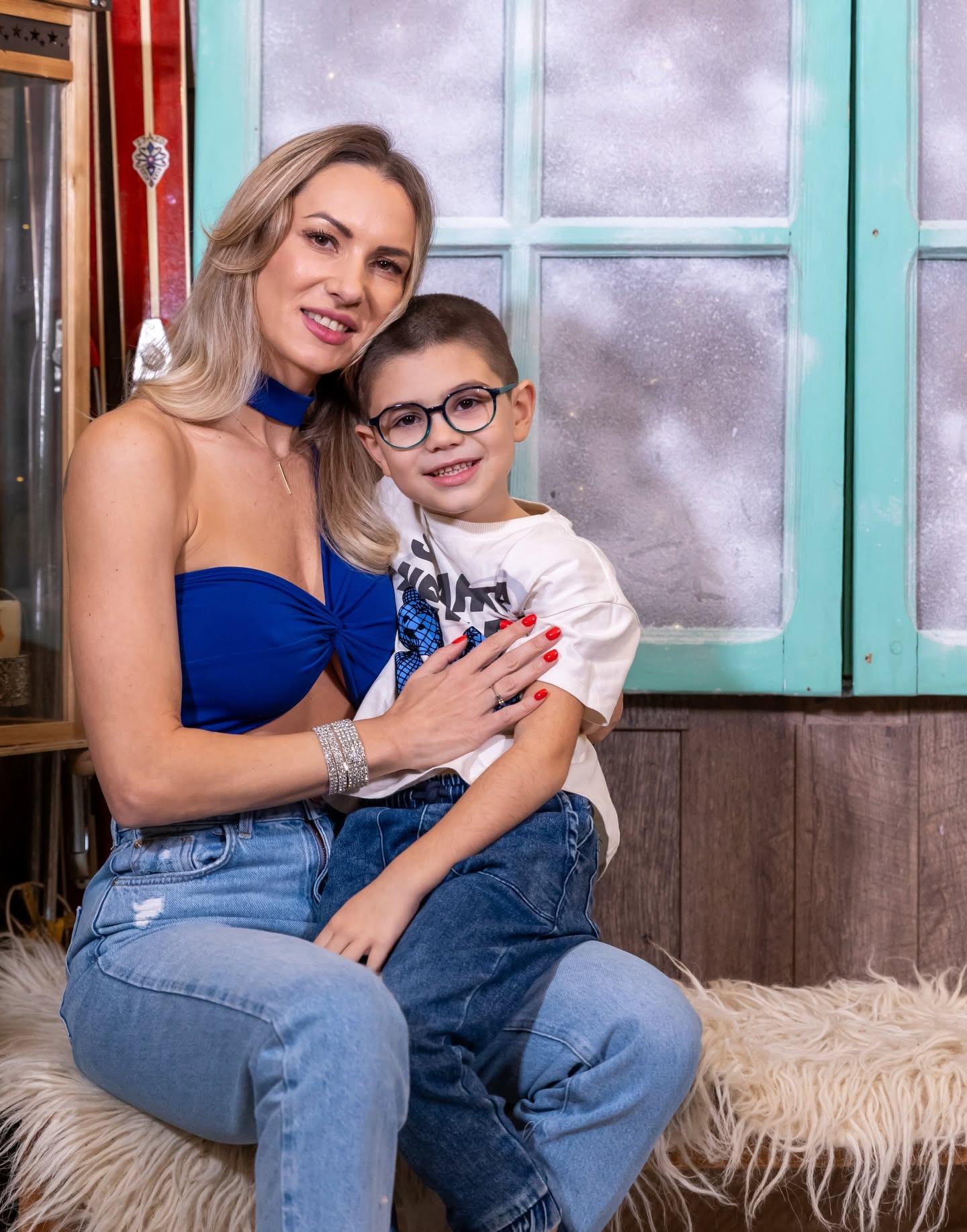 Soția și fiul lui Cornel Păsat&nbsp;&icirc;ntr-un cadru de poveste, &icirc;n timpul unei ședințe foto de Crăciun