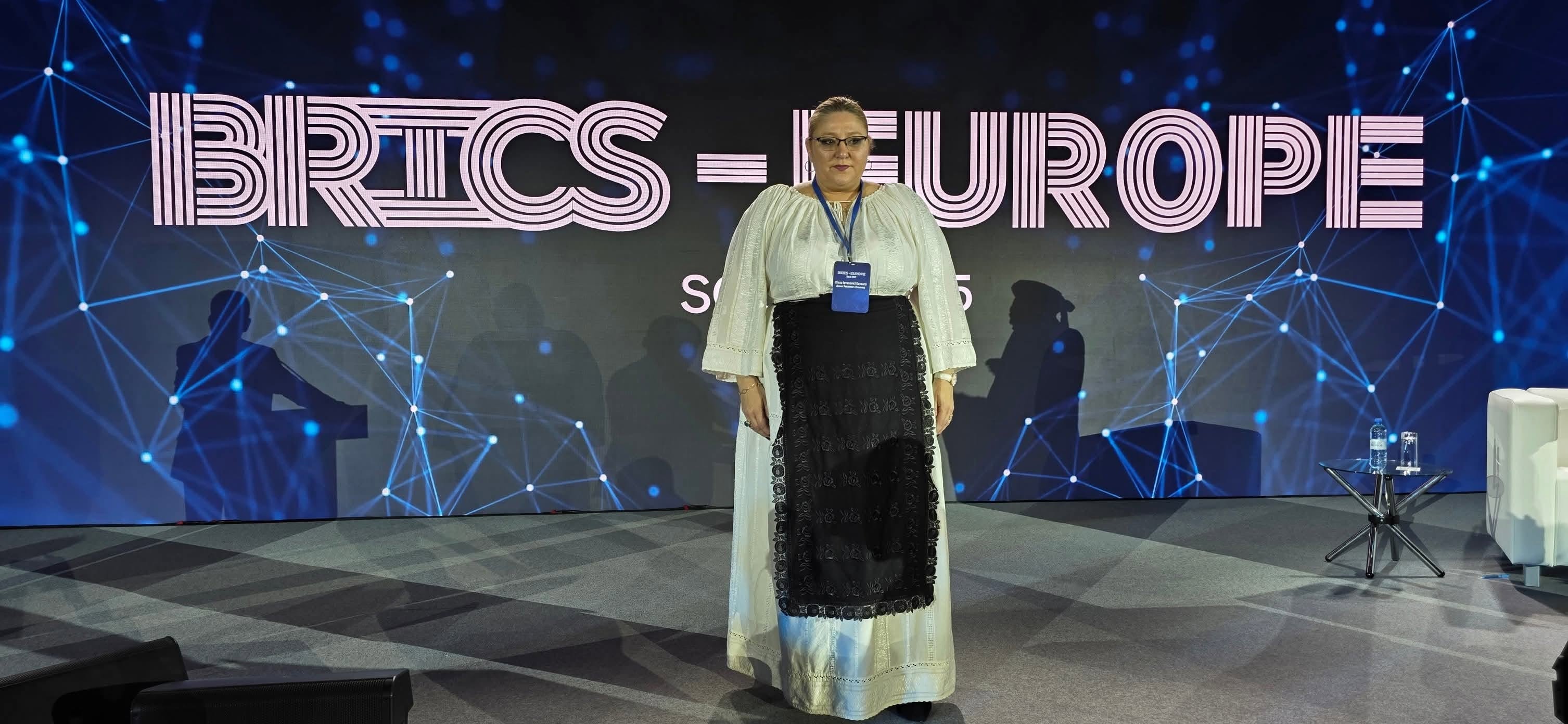 Diana Șoșoacă &icirc;n costum popular, pe o scenă, la un eveniment politic de nivel internațional